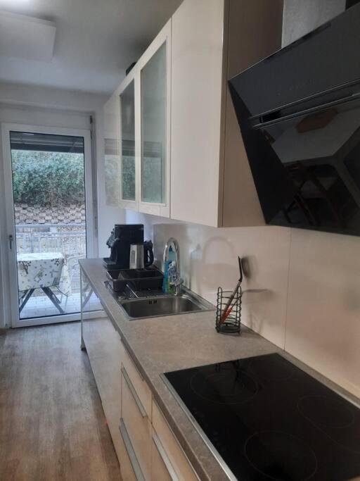 Quiet With Shared Kitchen Bathroom Appartement *