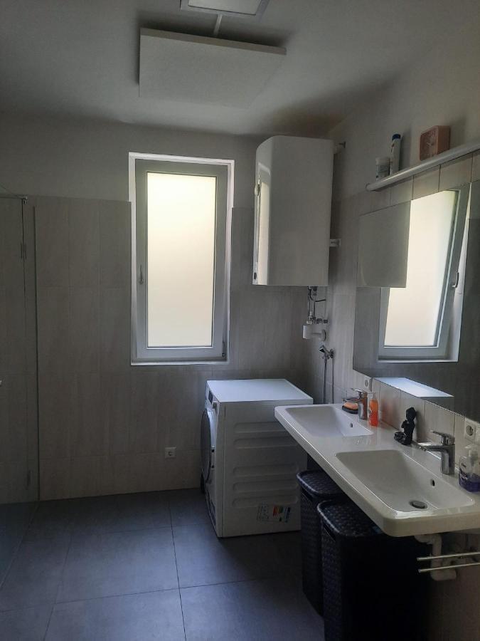 Quiet With Shared Kitchen Bathroom Appartement *